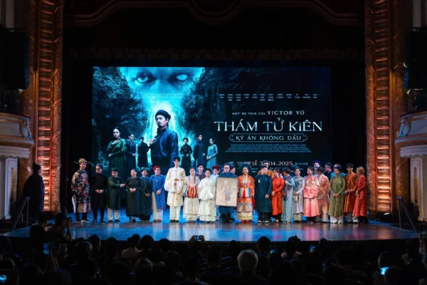 Ngày 14/4 vừa qua tại Hà Nội, buổi ra mắt phim “Thám Tử Kiên: Kỳ án không đầu” đã để lại ấn tượng sâu sắc khi dàn diễn viên cùng đạo diễn Victor Vũ xuất hiện trong bộ trang phục truyền thống của Việt Nam. Hình ảnh này đã tạo nên điểm nhấn độc đáo, thể hiện sự kết nối giữa điện ảnh với văn hóa truyền thống.